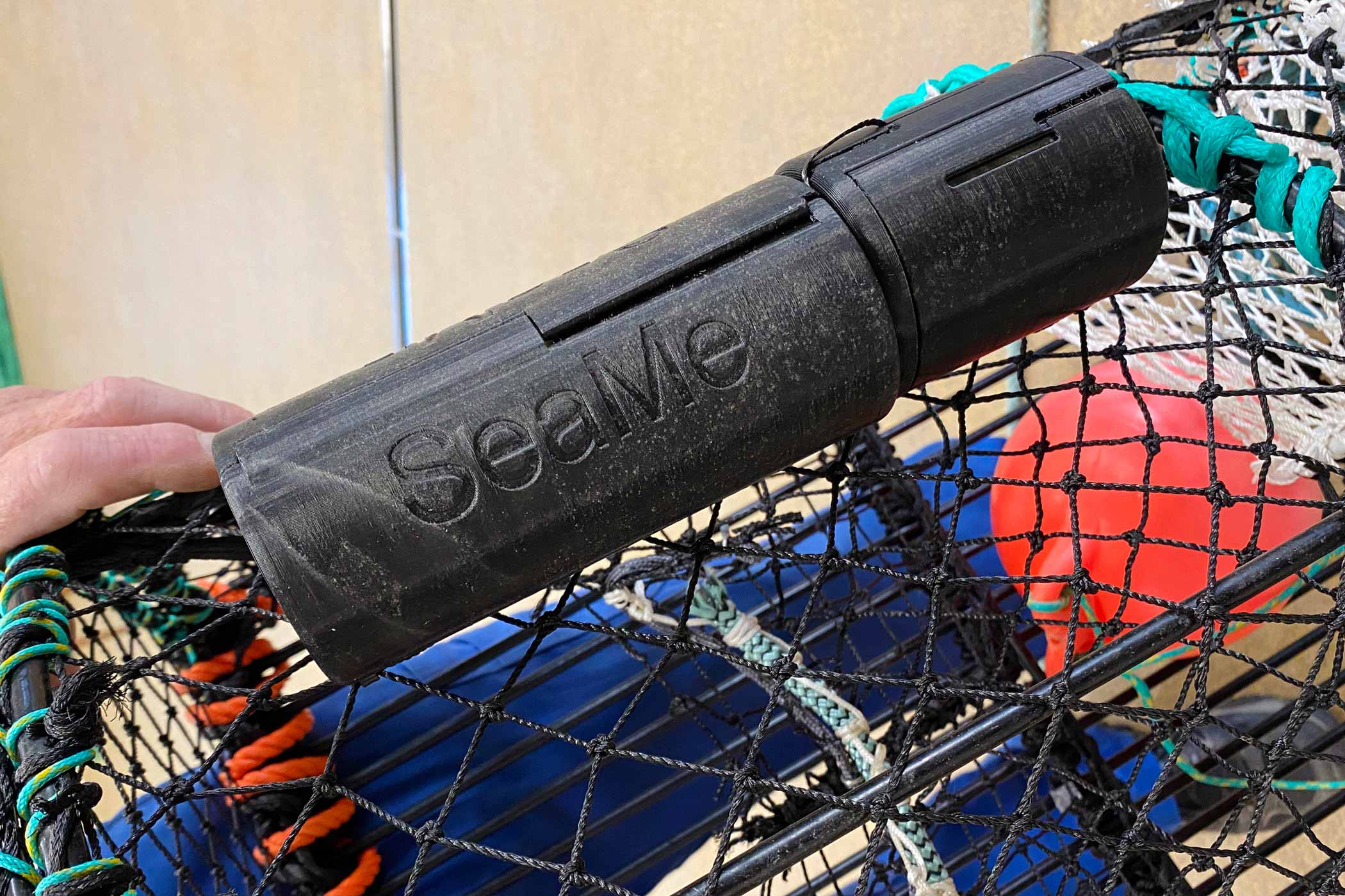 SeaMe-kapseln fäst på fiskeredskap.